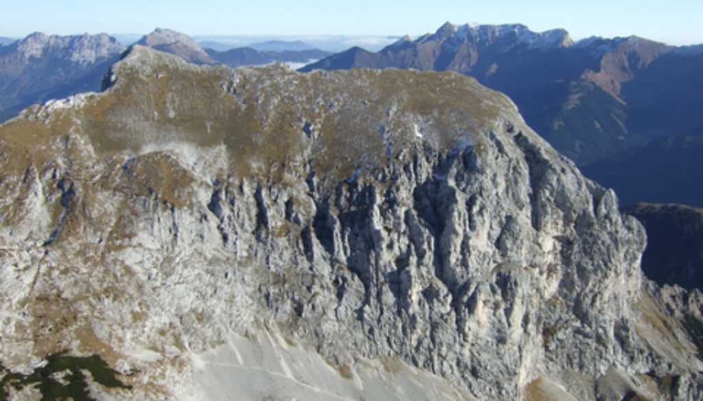 Blick zum Kaiserschild mit Klettersteigwand (rechts)