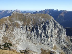 Blick zum Kaiserschild mit Klettersteigwand (rechts)
